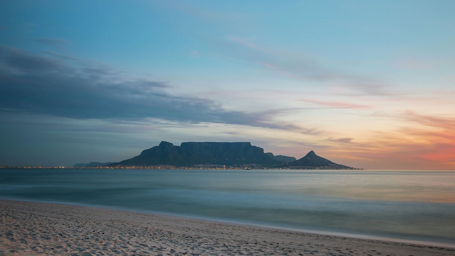 Table Mountain vista do outro lado da baía, ao entardecer